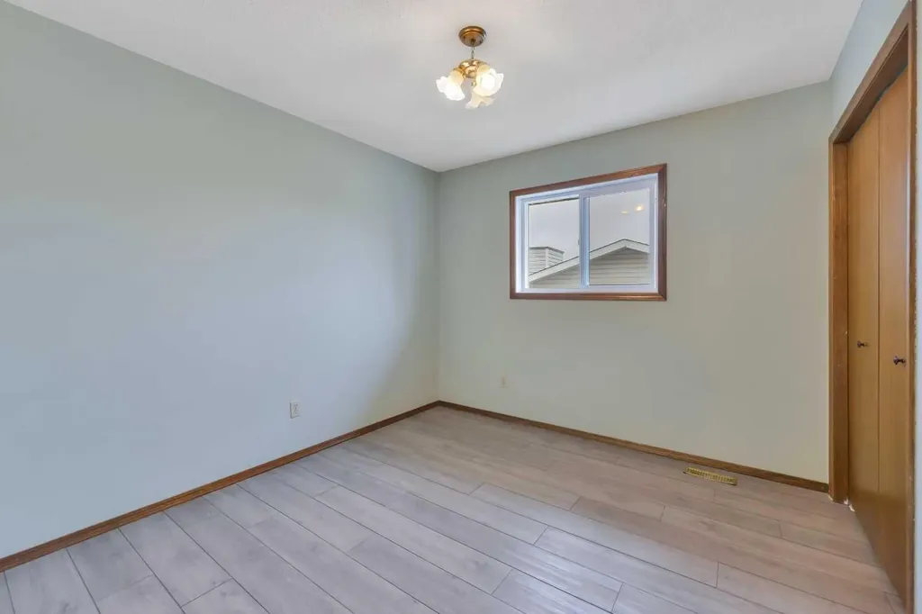 37 Denovan Crescent Red Deer AB T4R 2B6