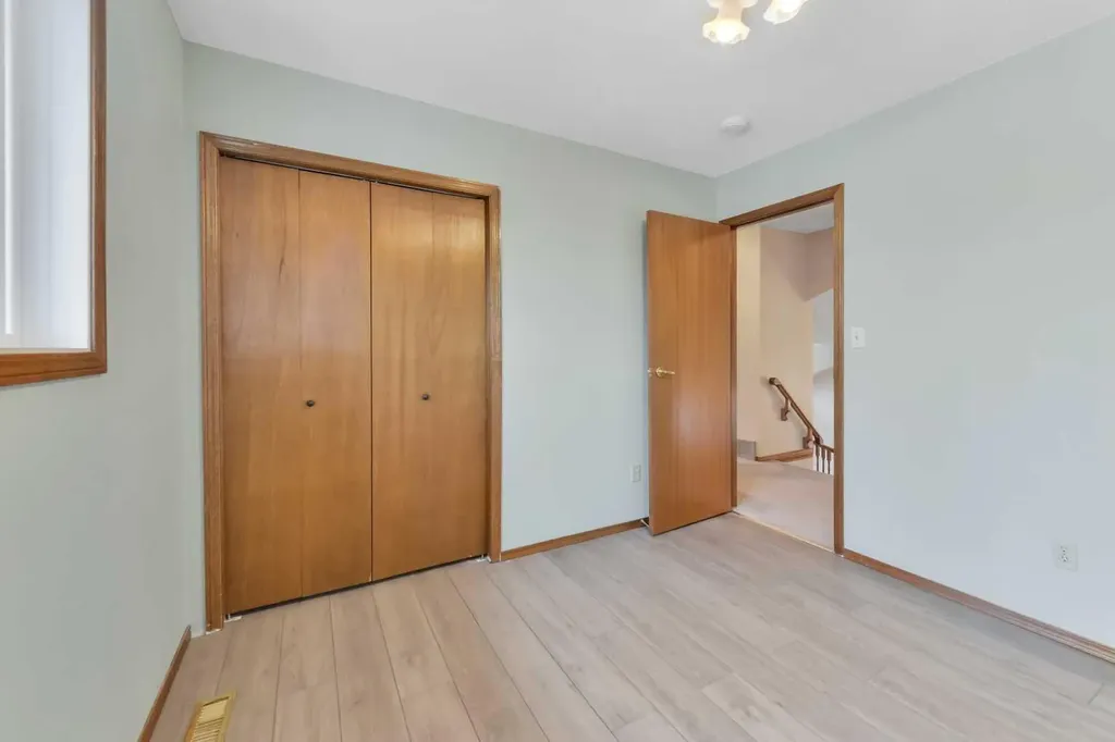 37 Denovan Crescent Red Deer AB T4R 2B6