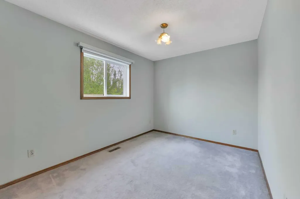 37 Denovan Crescent Red Deer AB T4R 2B6