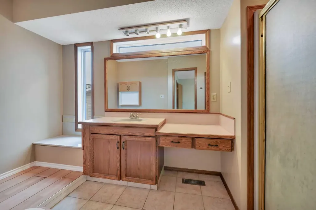 37 Denovan Crescent Red Deer AB T4R 2B6