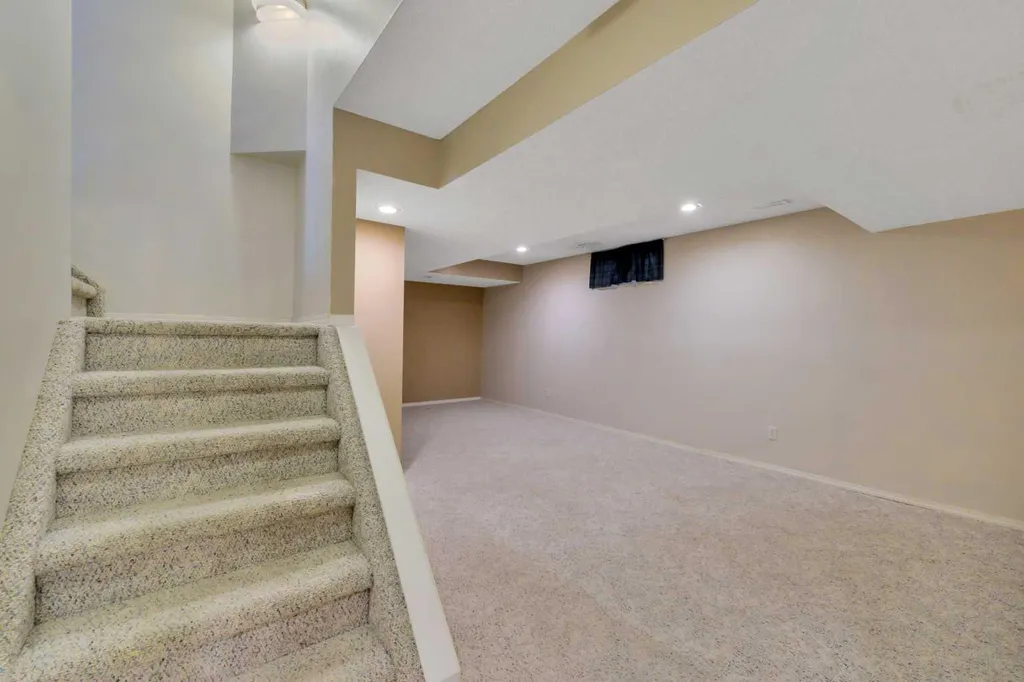 37 Denovan Crescent Red Deer AB T4R 2B6