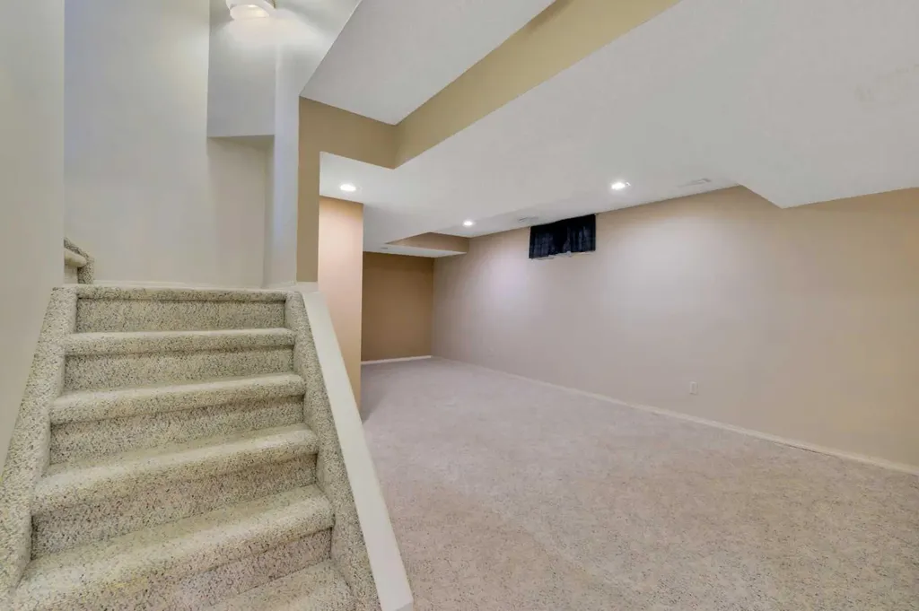 37 Denovan Crescent Red Deer AB T4R 2B6