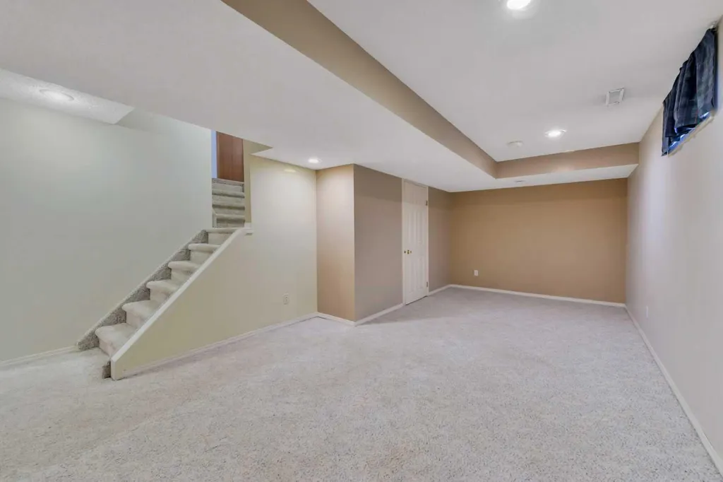 37 Denovan Crescent Red Deer AB T4R 2B6