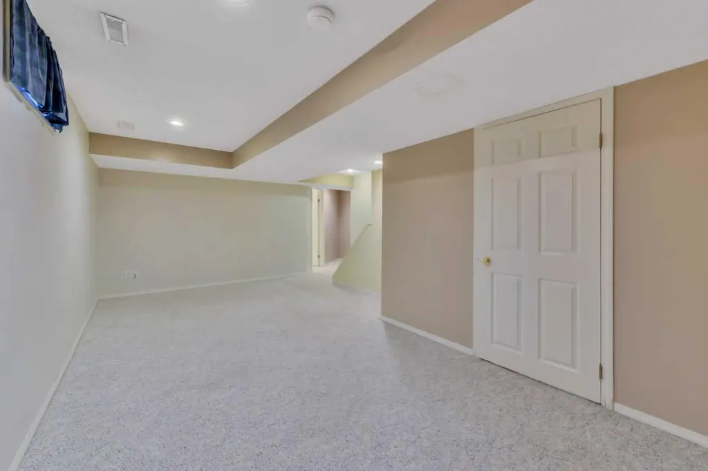37 Denovan Crescent Red Deer AB T4R 2B6