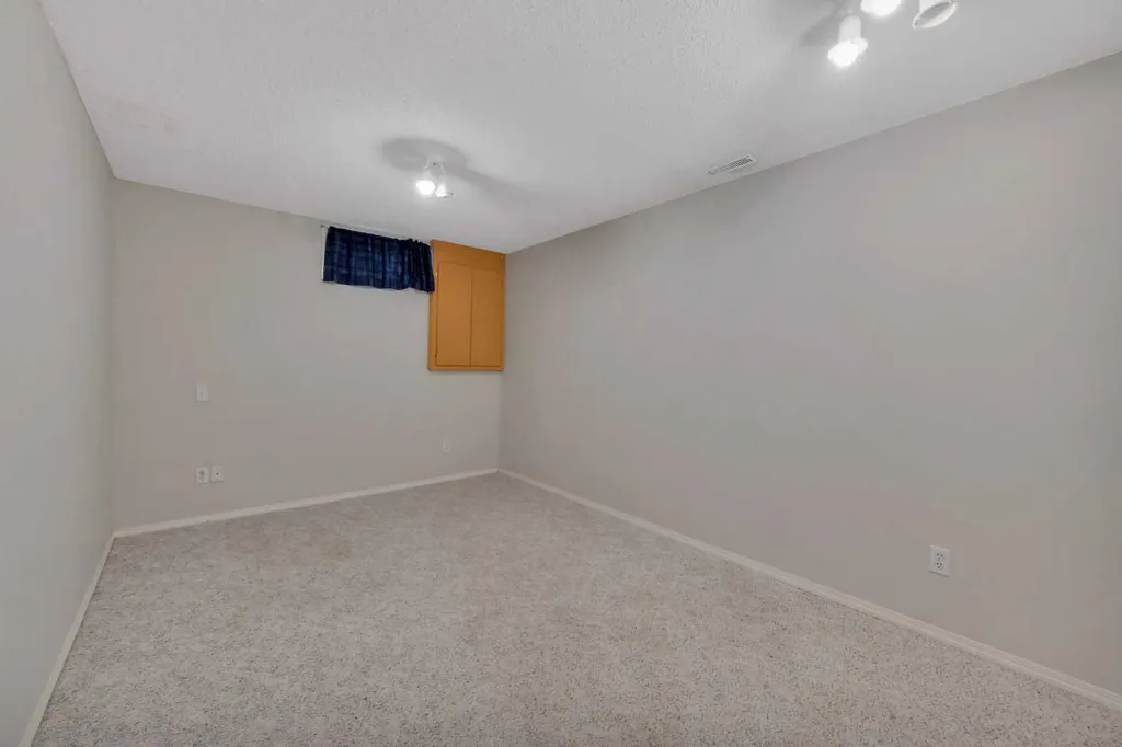 37 Denovan Crescent Red Deer AB T4R 2B6