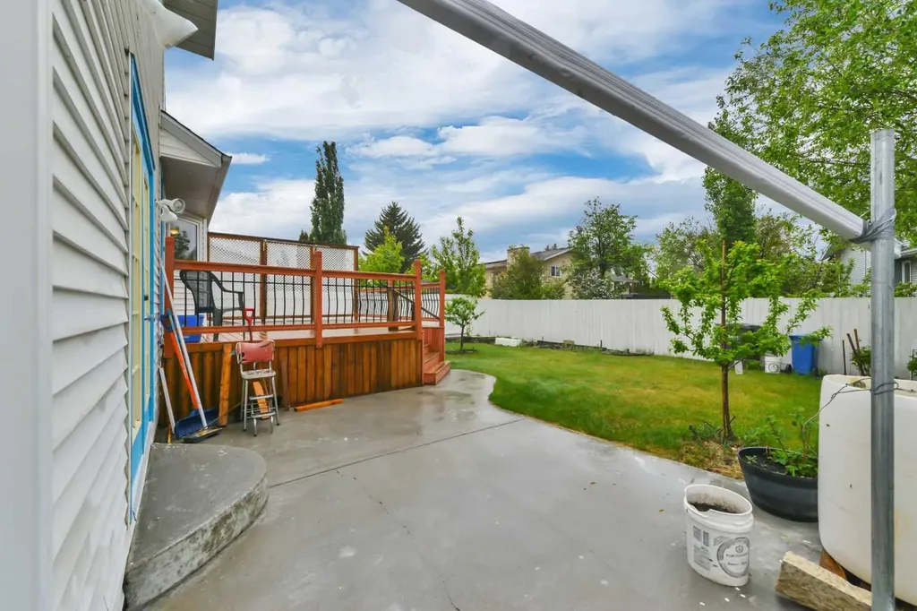 37 Denovan Crescent Red Deer AB T4R 2B6