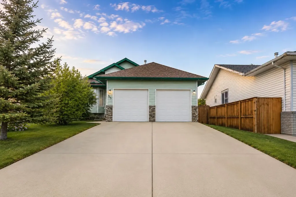 35 Maple Walk Crossfield AB T0M 0S0