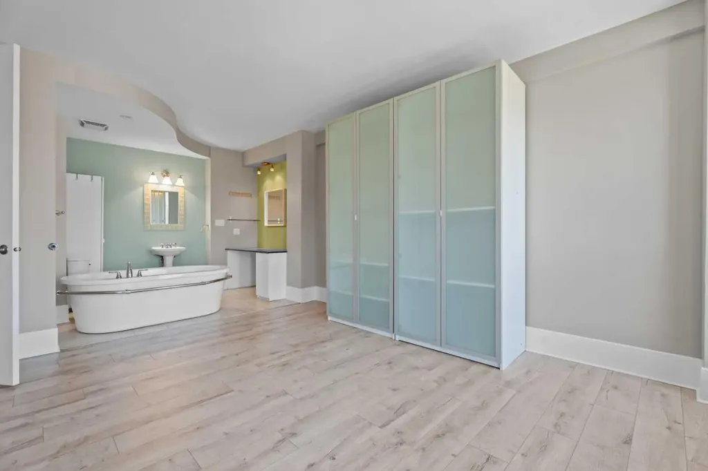 706 15 Avenue SW Calgary AB T2R 0R7