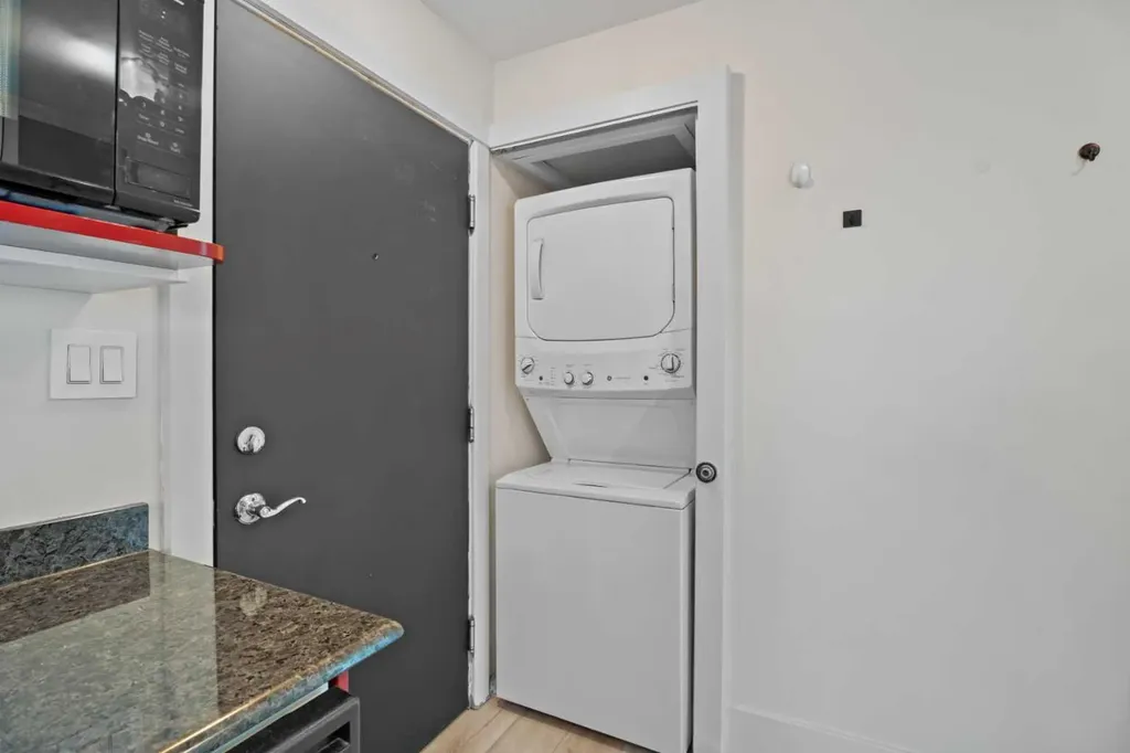 706 15 Avenue SW Calgary AB T2R 0R7