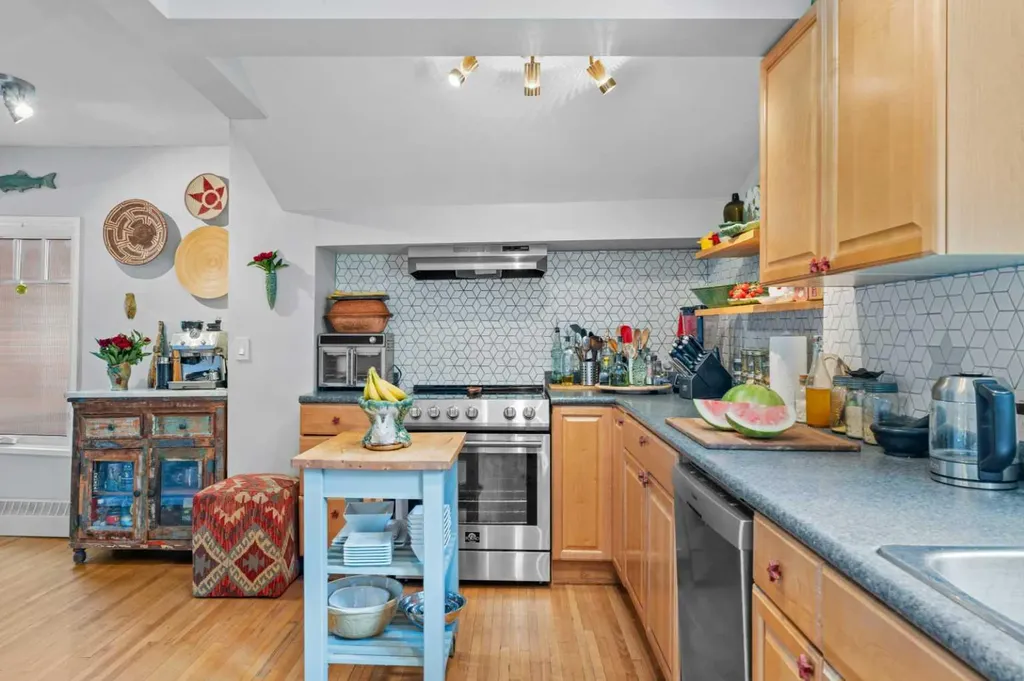 3216 17 Street SW Calgary AB T2T 4N8