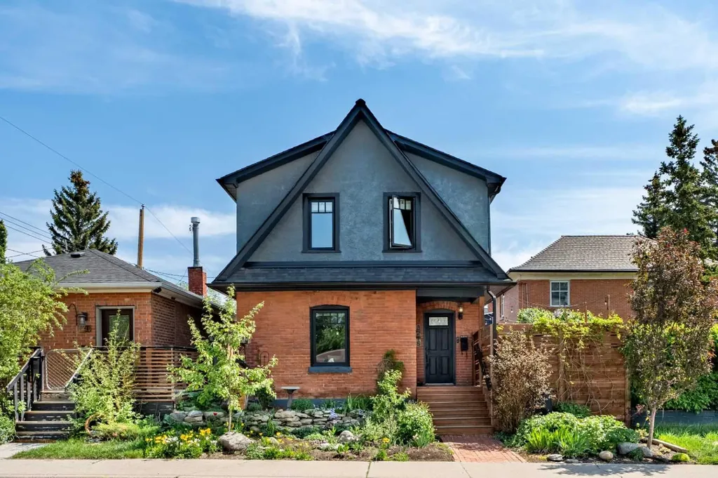 3216 17 Street SW Calgary AB T2T 4N8