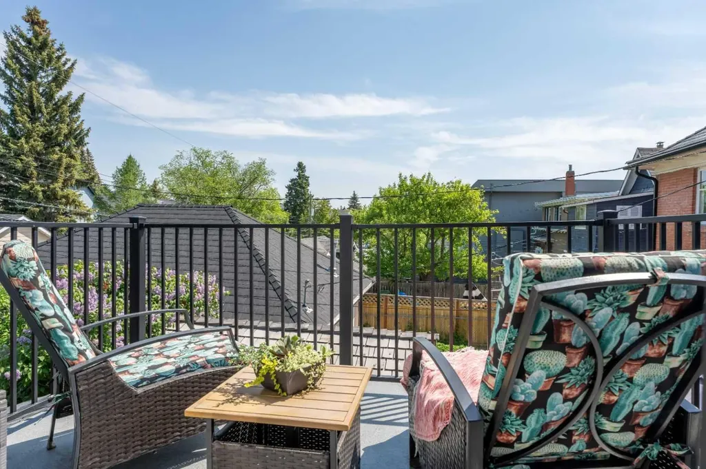 3216 17 Street SW Calgary AB T2T 4N8
