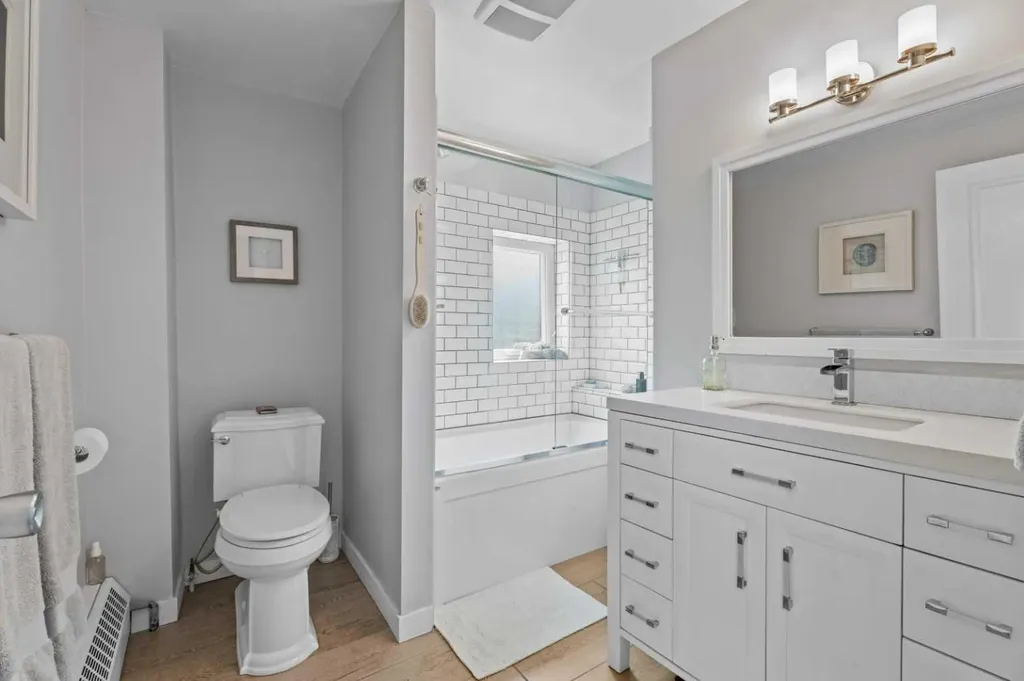 3216 17 Street SW Calgary AB T2T 4N8