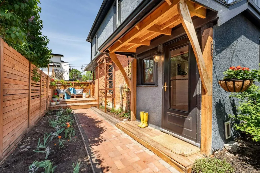 3216 17 Street SW Calgary AB T2T 4N8