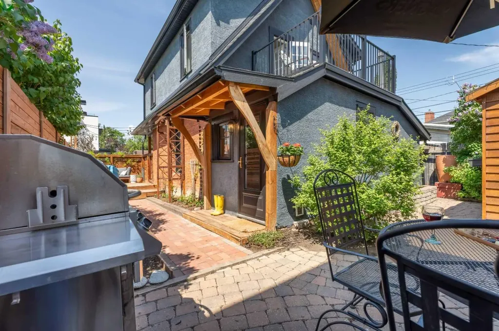 3216 17 Street SW Calgary AB T2T 4N8
