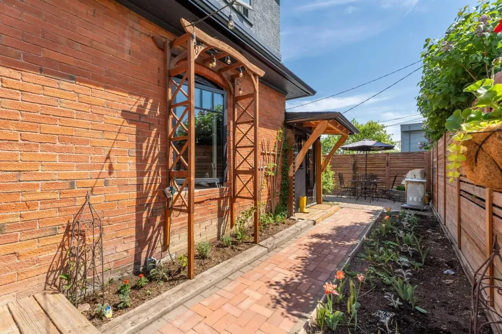 3216 17 Street SW Calgary AB T2T 4N8