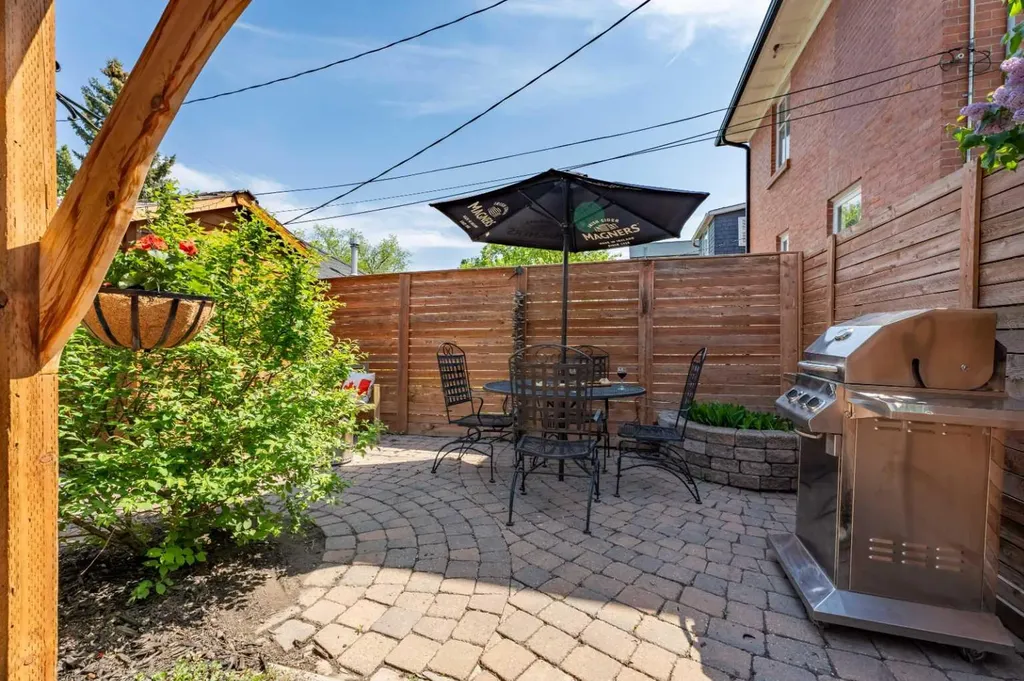 3216 17 Street SW Calgary AB T2T 4N8