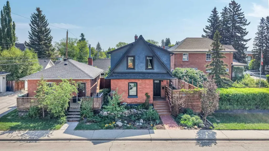 3216 17 Street SW Calgary AB T2T 4N8