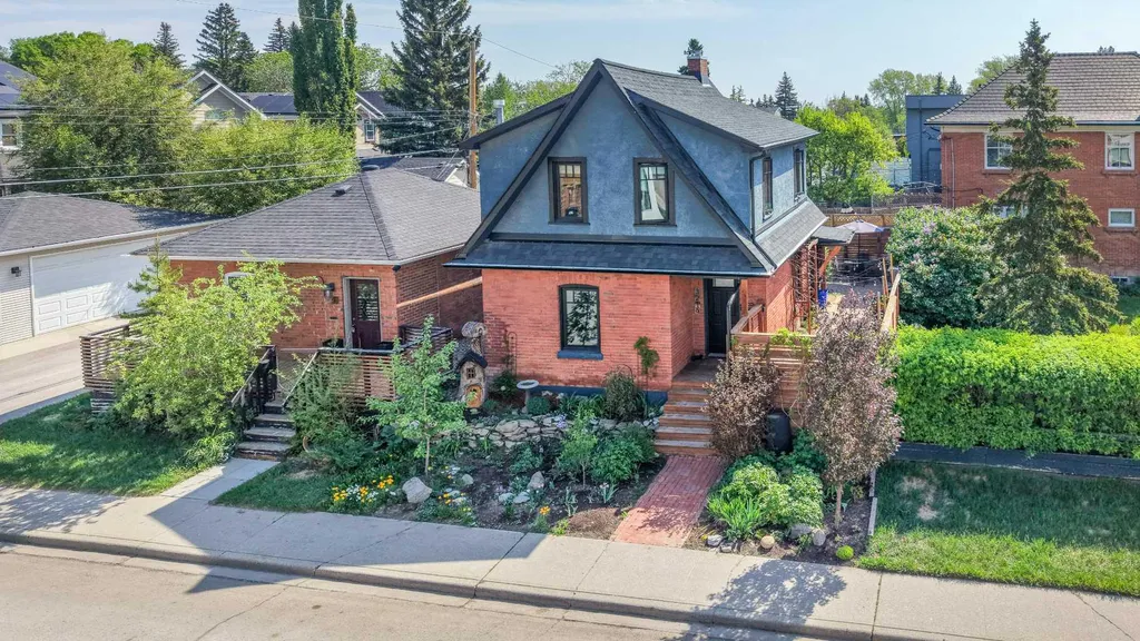 3216 17 Street SW Calgary AB T2T 4N8