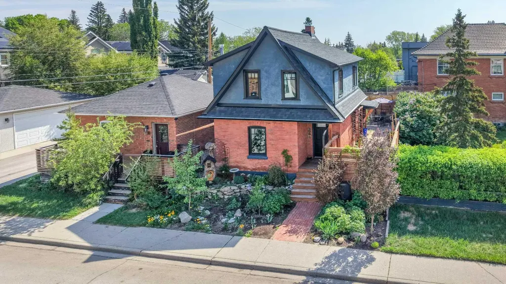 3216 17 Street SW Calgary AB T2T 4N8