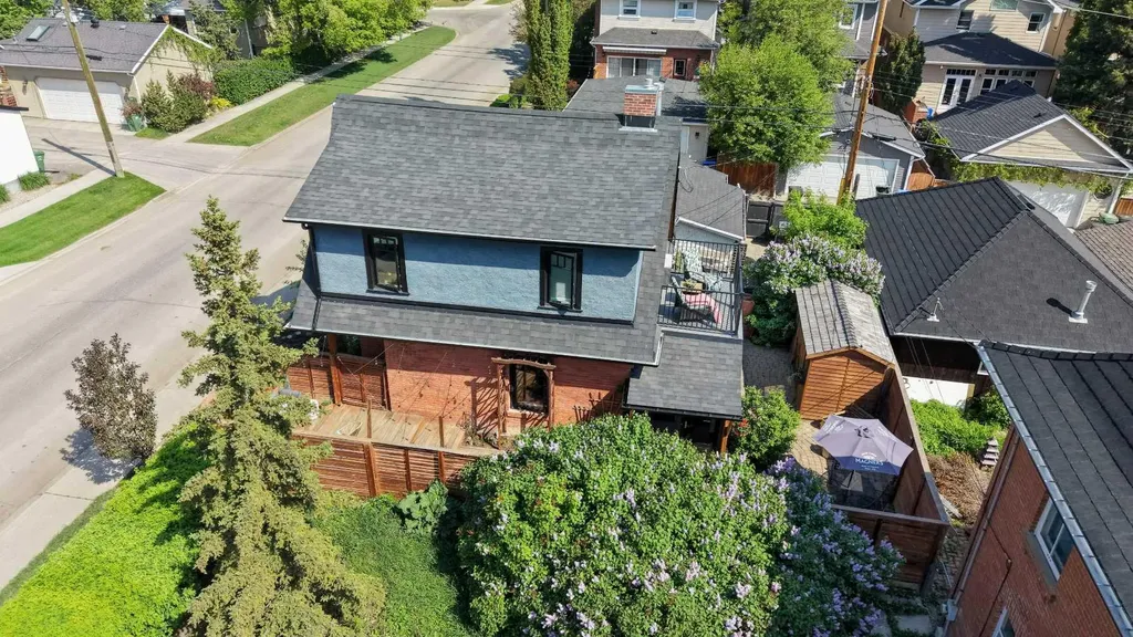 3216 17 Street SW Calgary AB T2T 4N8