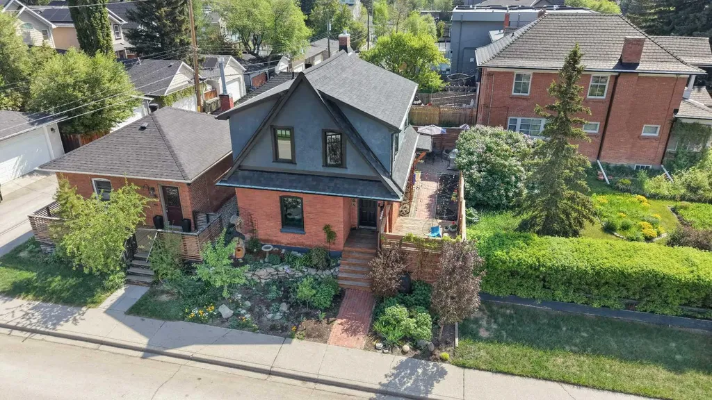 3216 17 Street SW Calgary AB T2T 4N8