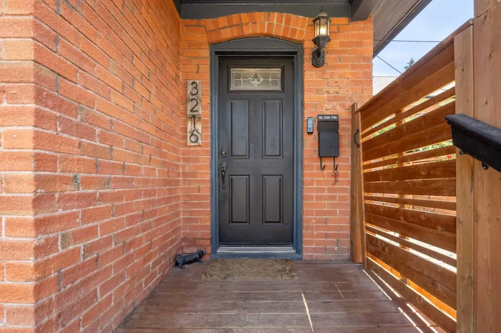 3216 17 Street SW Calgary AB T2T 4N8