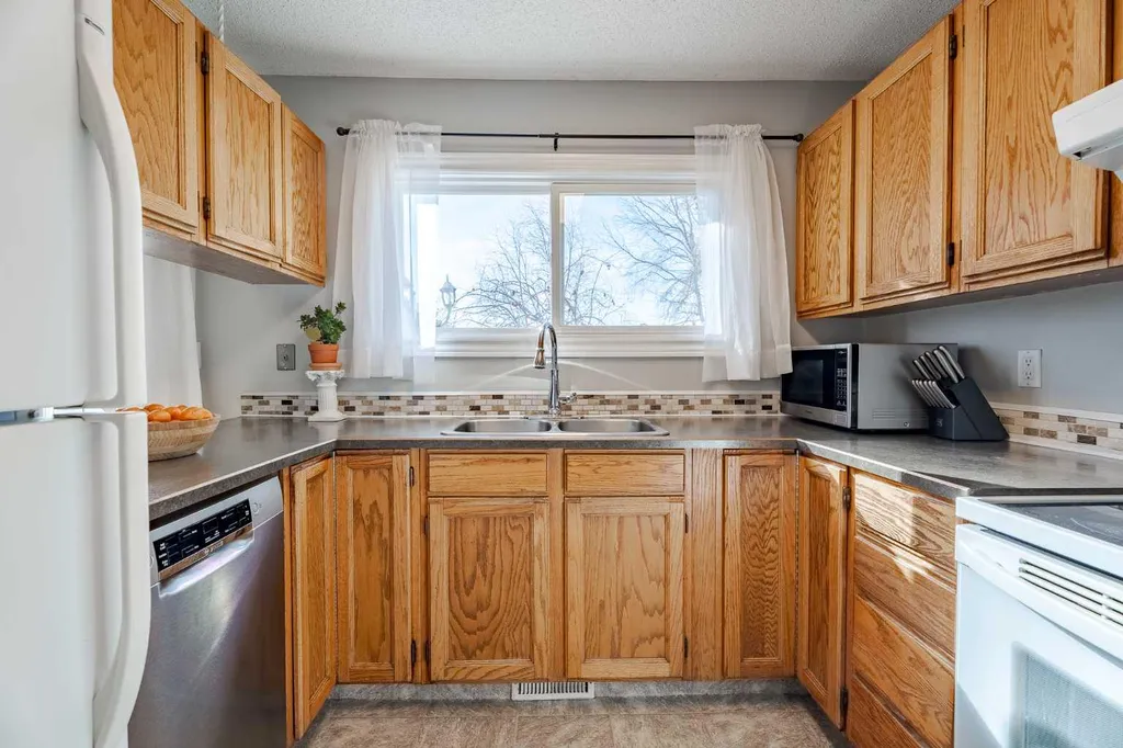 405 6 Street Irricana AB T0M 1B0