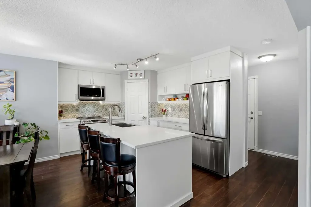 20 Somercrest Grove SW Calgary AB T2Y 3M1
