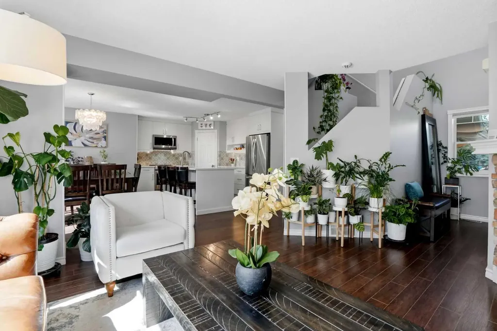 20 Somercrest Grove SW Calgary AB T2Y 3M2