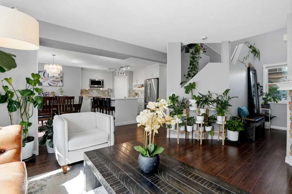 20 Somercrest Grove SW Calgary AB T2Y 3M2