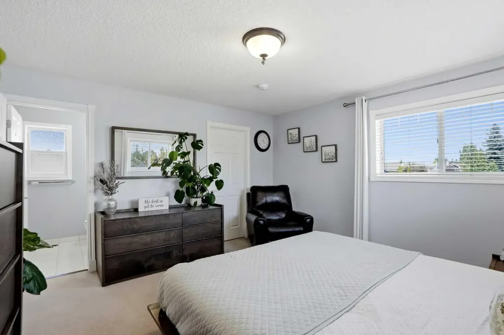 20 Somercrest Grove SW Calgary AB T2Y 3M2
