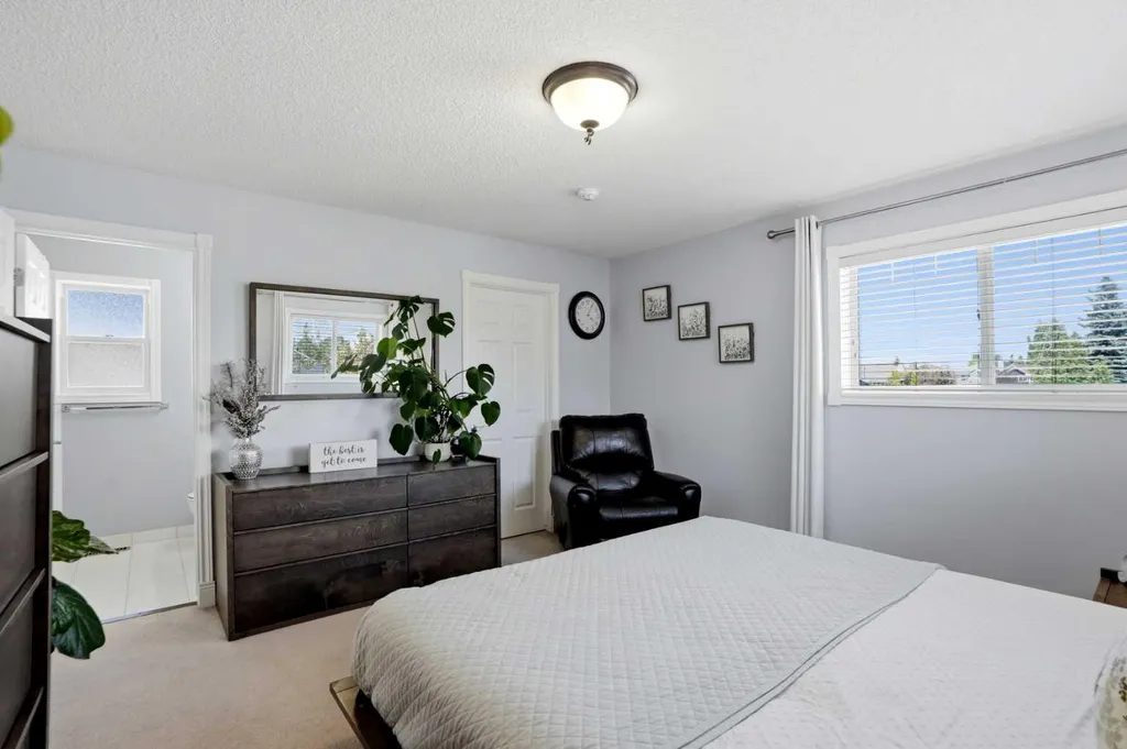 20 Somercrest Grove SW Calgary AB T2Y 3M2