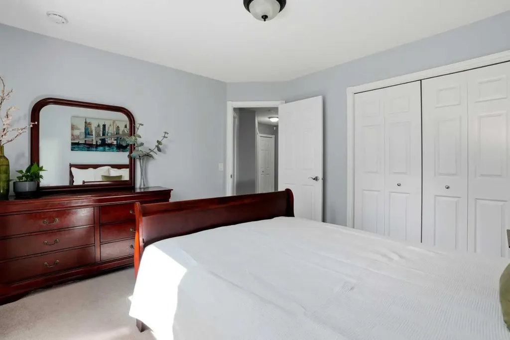 20 Somercrest Grove SW Calgary AB T2Y 3M2