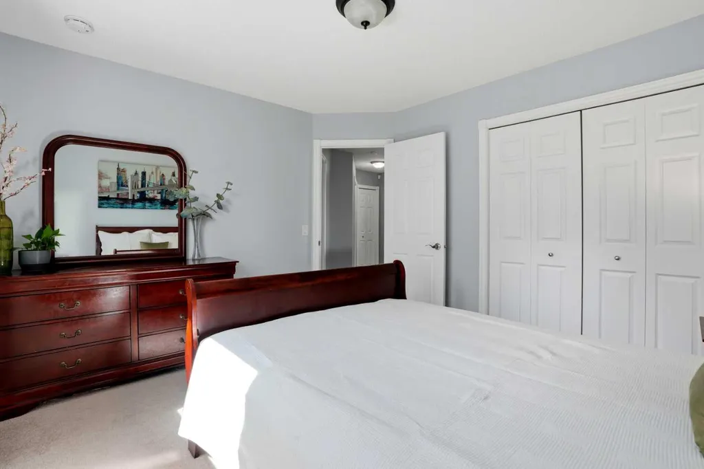 20 Somercrest Grove SW Calgary AB T2Y 3M2