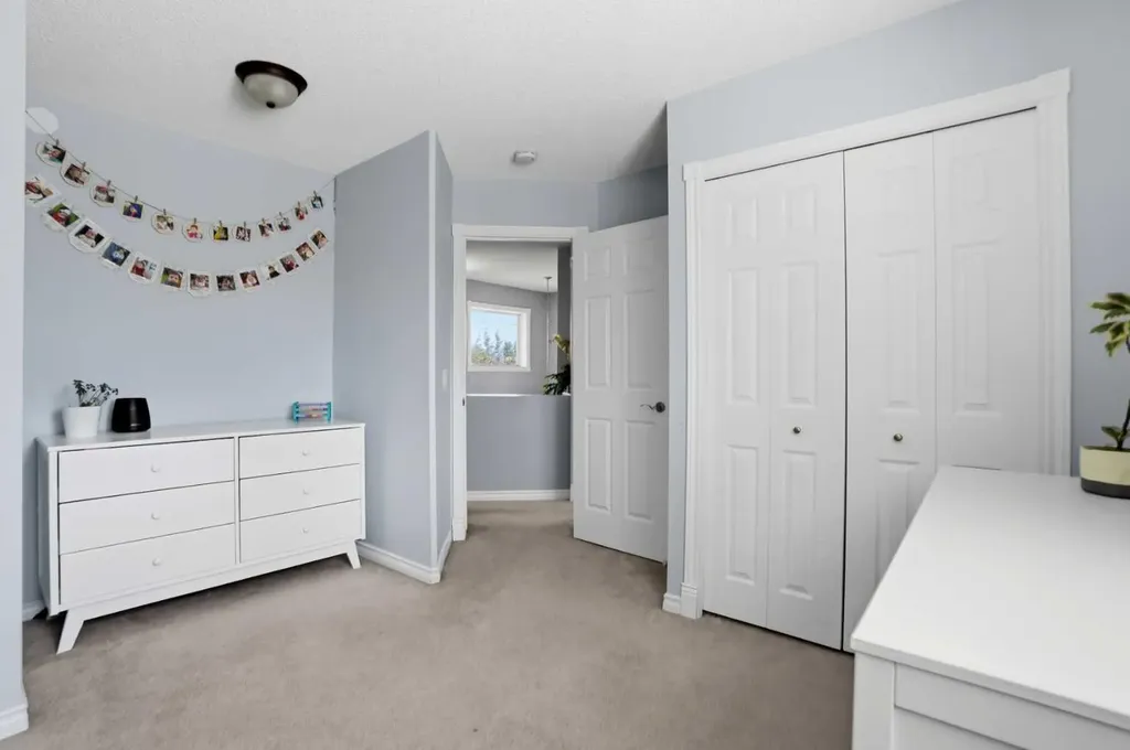 20 Somercrest Grove SW Calgary AB T2Y 3M2