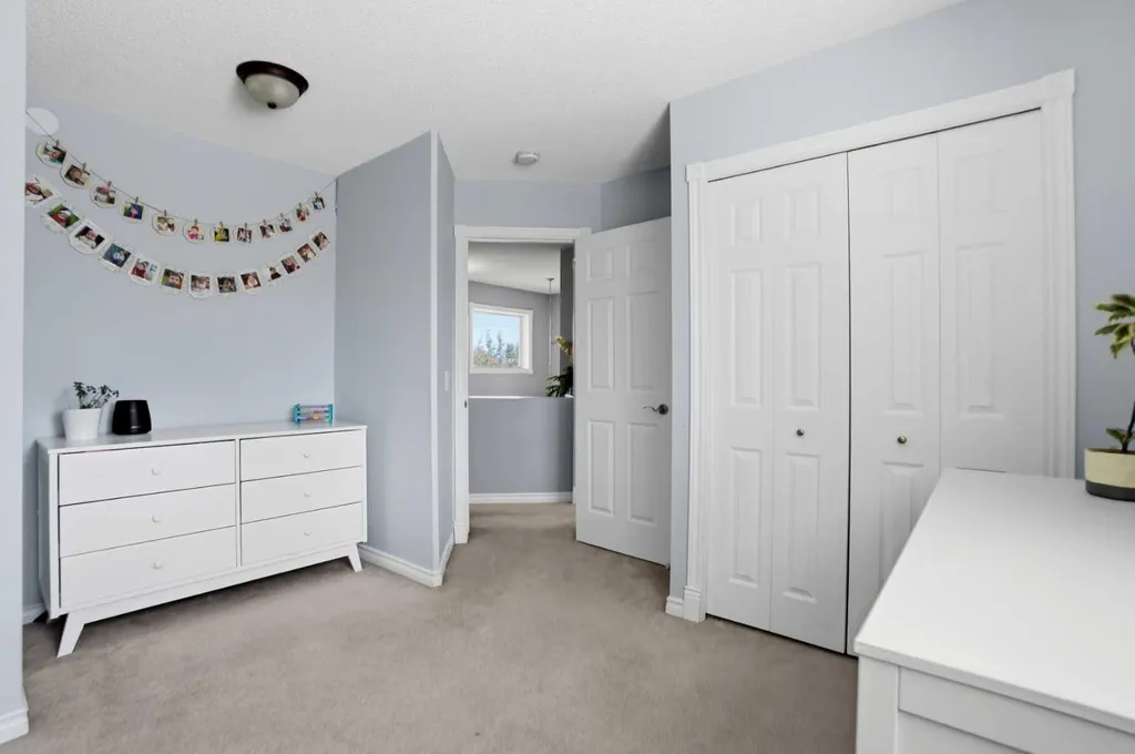 20 Somercrest Grove SW Calgary AB T2Y 3M2