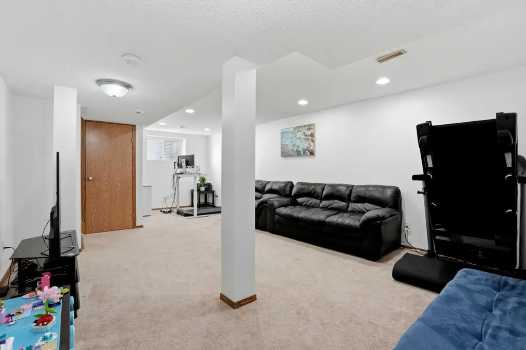 20 Somercrest Grove SW Calgary AB T2Y 3M2