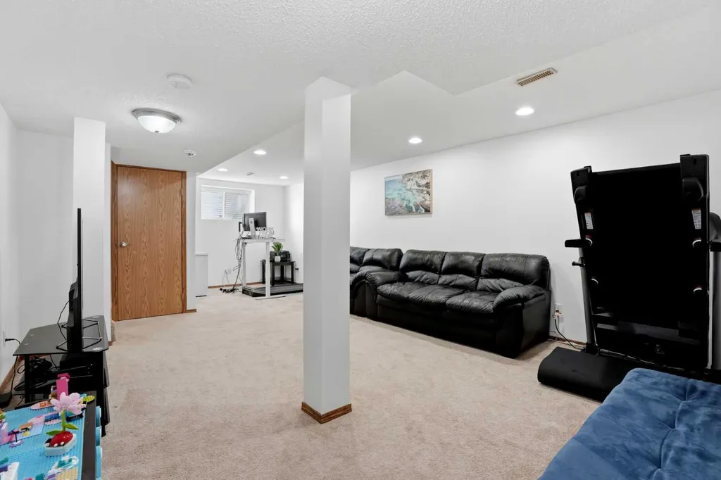 20 Somercrest Grove SW Calgary AB T2Y 3M2