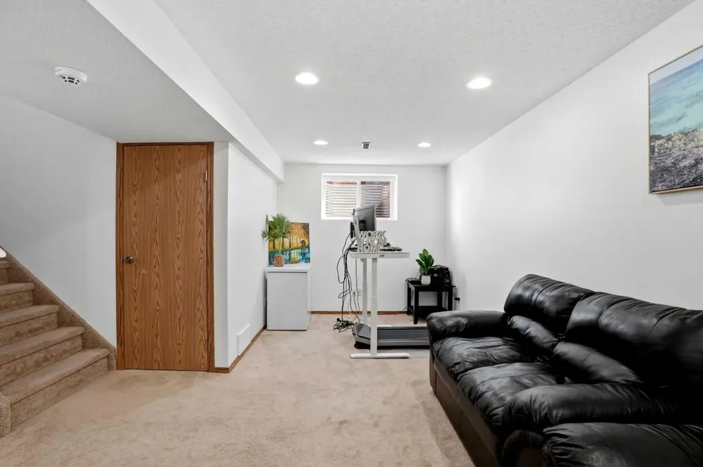 20 Somercrest Grove SW Calgary AB T2Y 3M2