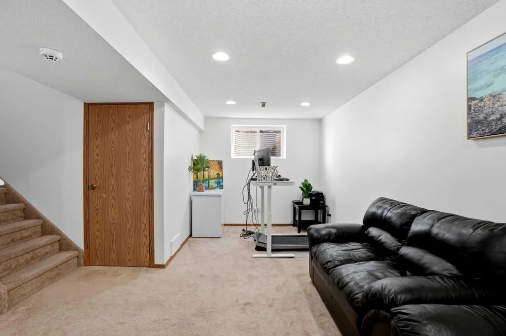 20 Somercrest Grove SW Calgary AB T2Y 3M2