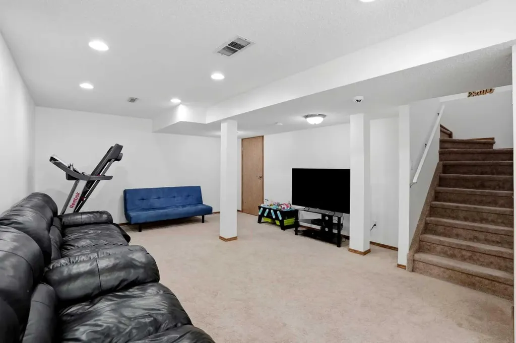 20 Somercrest Grove SW Calgary AB T2Y 3M2