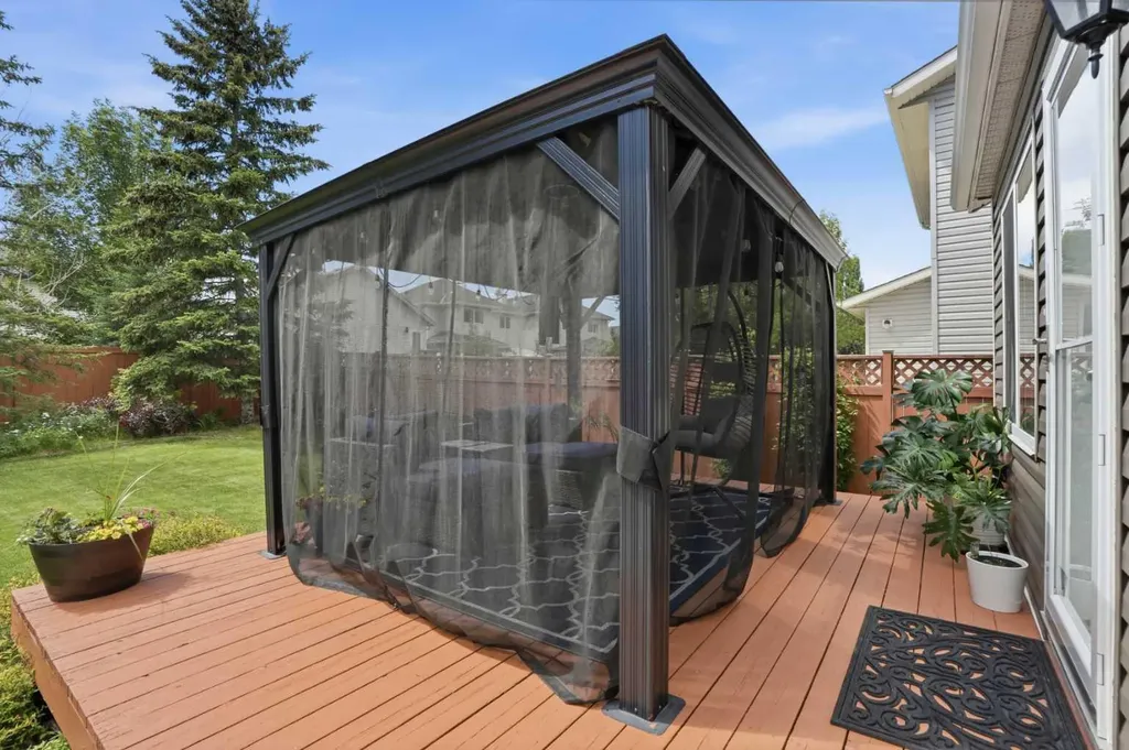 20 Somercrest Grove SW Calgary AB T2Y 3M1