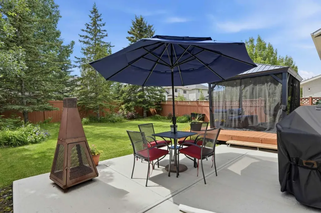 20 Somercrest Grove SW Calgary AB T2Y 3M2