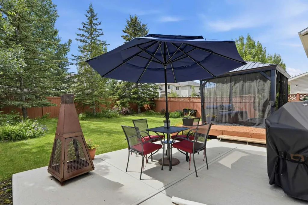 20 Somercrest Grove SW Calgary AB T2Y 3M2