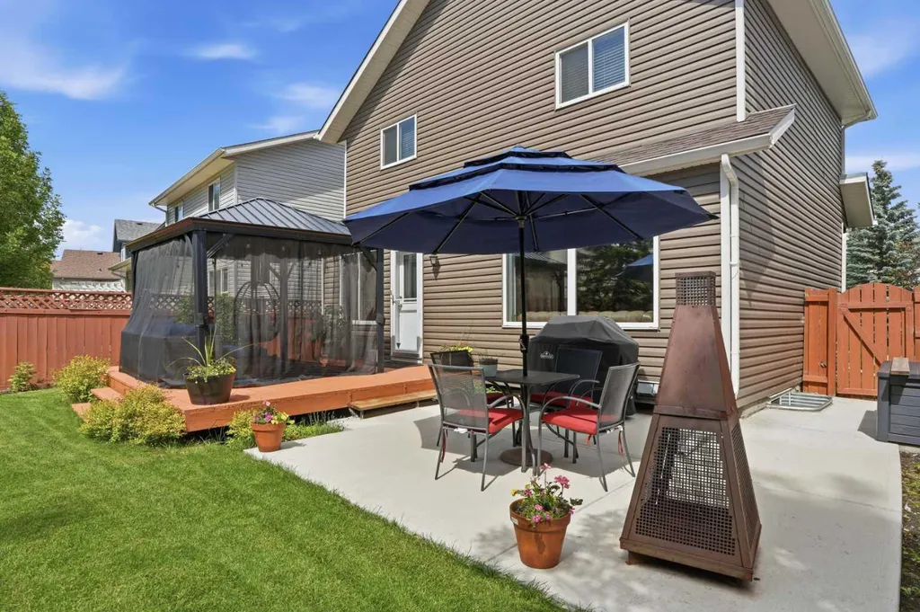 20 Somercrest Grove SW Calgary AB T2Y 3M2
