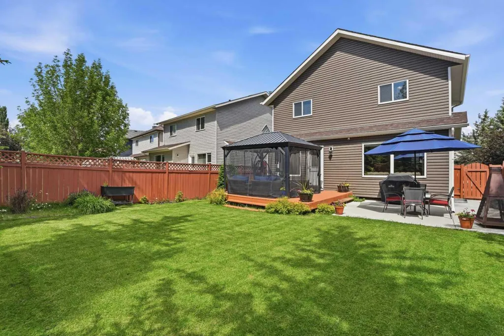 20 Somercrest Grove SW Calgary AB T2Y 3M2