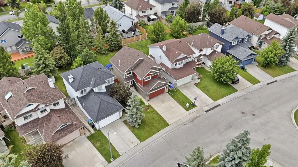 20 Somercrest Grove SW Calgary AB T2Y 3M2