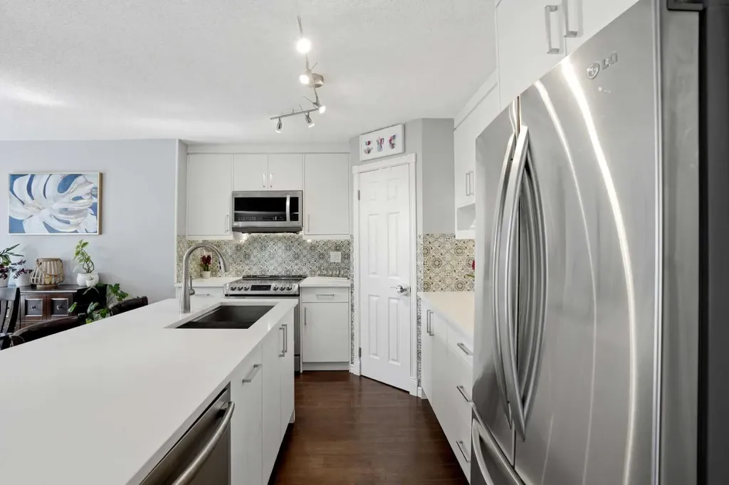 20 Somercrest Grove SW Calgary AB T2Y 3M1