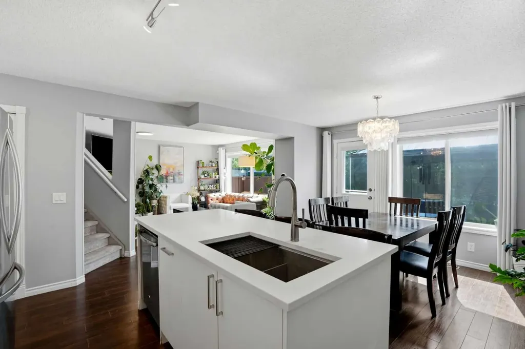20 Somercrest Grove SW Calgary AB T2Y 3M1